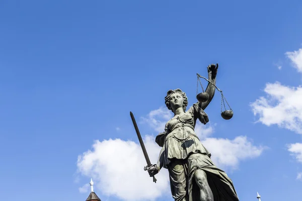 Statua della Signora della Giustizia a Francoforte, Germania — Foto Stock
