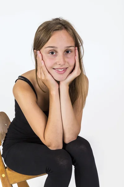 Sonriente joven hermosa chica con pelo castaño — Foto de Stock