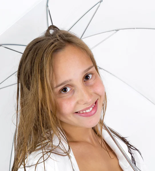 Девушка позирует с зонтиком в студии — стоковое фото