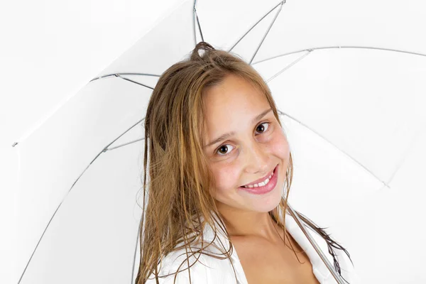 Lány jelent esernyő-stúdió — Stock Fotó
