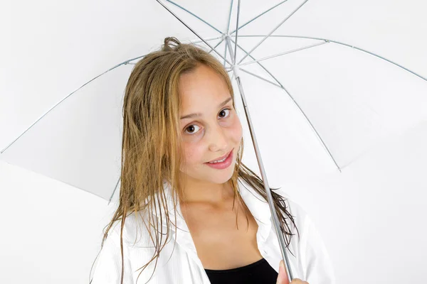 Mädchen posiert mit Regenschirm im Studio — Stockfoto