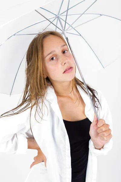 Lány jelent esernyő-stúdió — Stock Fotó