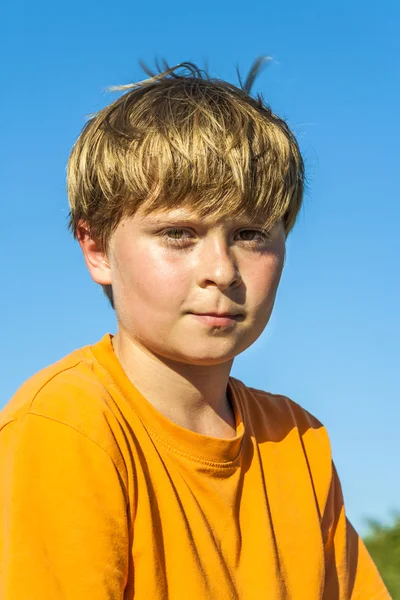 Niño sudando después de los deportes bajo el cielo azul — Foto de Stock