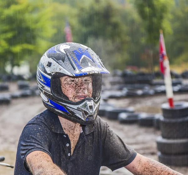 Pojken har ridning sin Quad på parcour — Stockfoto