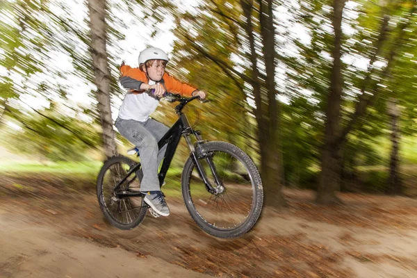 Pojken hoppar över en ramp med hans dirtbike — Stockfoto