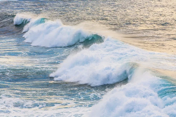 Belles hautes vagues bleues — Photo