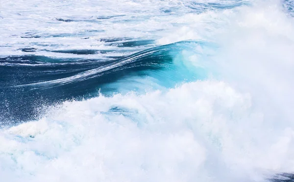 Красивые голубые высокие волны — стоковое фото