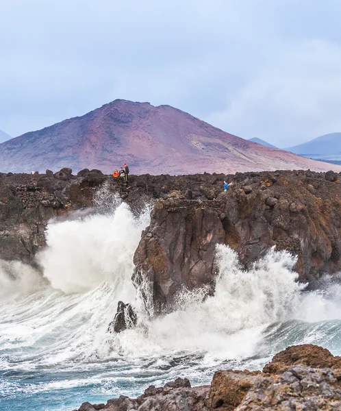 Küste bei los hervideros mit riesigen Wellen auf Lanzarote — Stockfoto