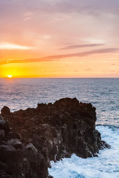 ロス Hervideros の海岸でロマンチックな夕日 — ストック写真