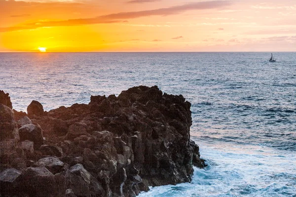 Pôr do sol romântico na costa em Los Hervideros — Fotografia de Stock