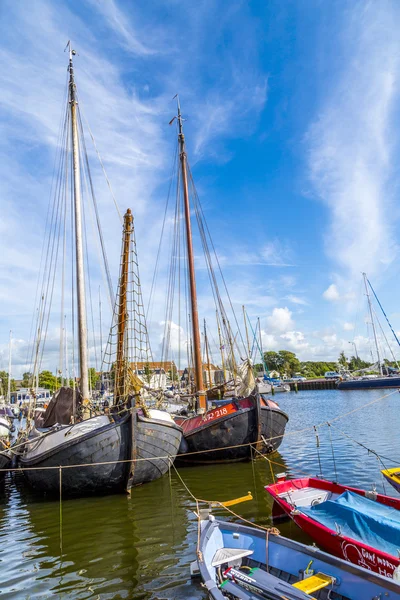 Molo z starych łodziach w Harlingen — Zdjęcie stockowe