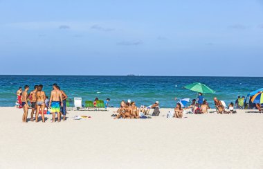 İnsanlar Güney plaj öğleden sonra ışığa tadını çıkarın.