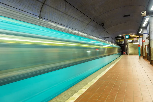 Metro station met aankomende trein — Stockfoto