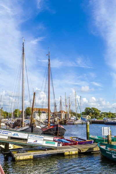 Molo s starých lodí v Harlingen — Stock fotografie