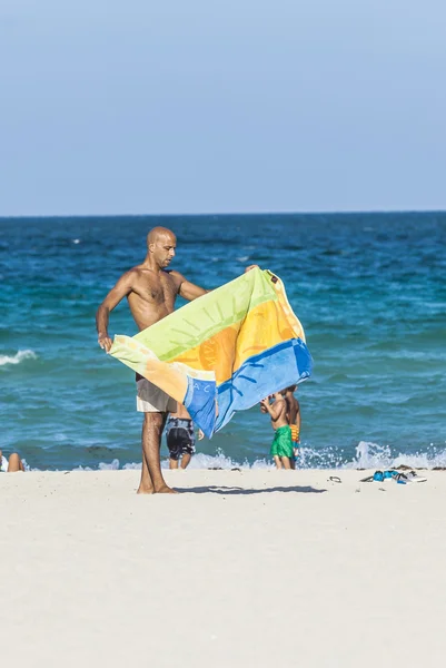 人々 はマイアミのサウスビーチで午後の日差しをお楽しみください。 — ストック写真