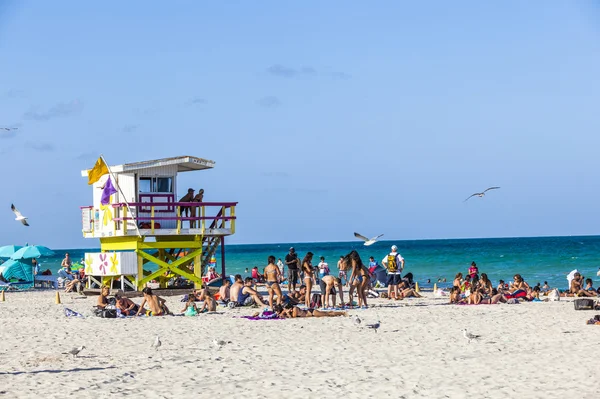 People walk along the promenade at ocean drive — Stock Photo, Image