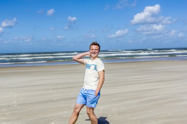 Gençler güzel plajların tadını çıkarırlar.