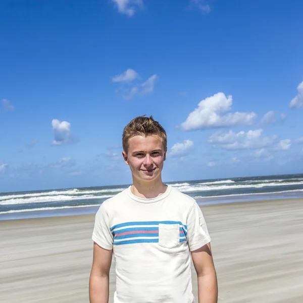 Ο έφηβος απολαμβάνει την όμορφη παραλία — Φωτογραφία Αρχείου