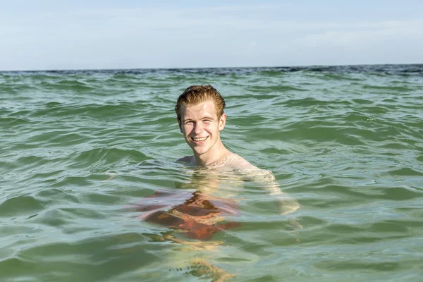 Teenage boy enjoys swimming — Stock Photo, Image