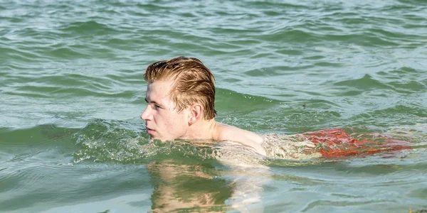 Teenage boy enjoys swimming — Stock Photo, Image