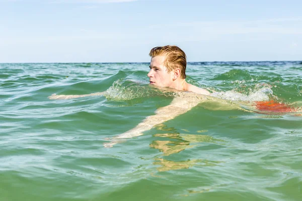 Tonårspojke har simning — Stockfoto