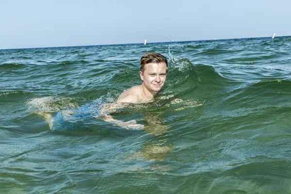잘생긴 십 대 바다에서 수영 하는 재미 있는 있다 — 스톡 사진