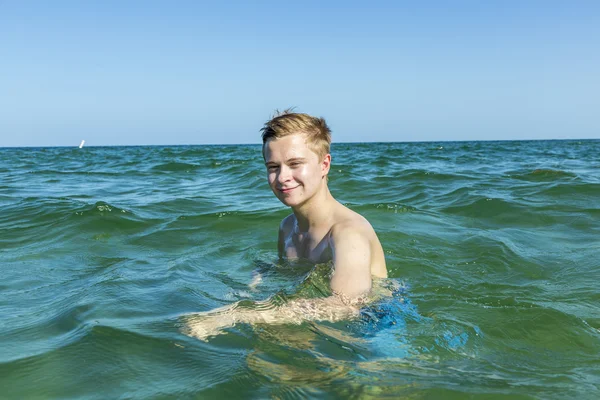 Όμορφος έφηβος έχει διασκεδάσουν κολύμπι στον ωκεανό — Φωτογραφία Αρχείου