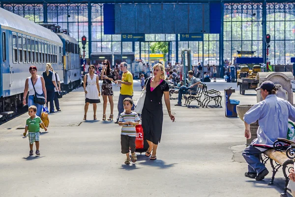 Människor vänta i den berömda västra tågstationen i Budapest — Stockfoto