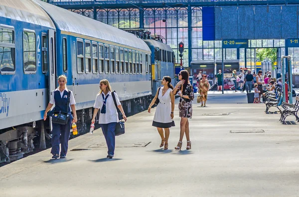 Ünlü Batı Tren İstasyonu Budapeşte'de insanlar bekler — Stok fotoğraf