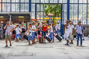  Keleti Batı tren istasyonunda bekleyen insanlar