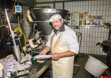 Kasap taze sosis hazırlar