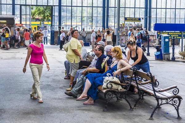 Mensen die wachten op Keleti westelijke treinstation — Stockfoto