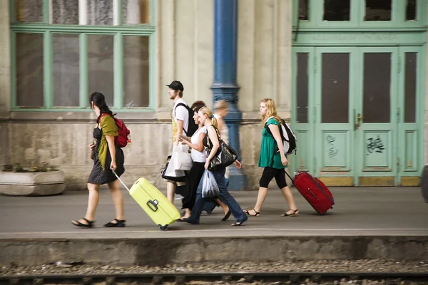 Ludzie czekają na dworca kolejowego Keleti — Zdjęcie stockowe