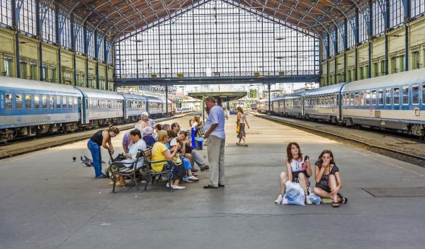 Genç genç kız treni bekle — Stok fotoğraf