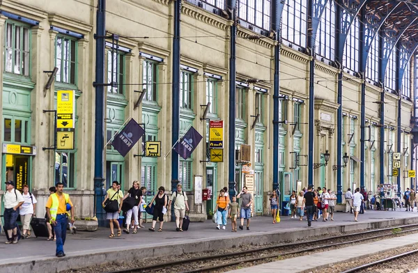 Mensen wachten voor de trein op platform — Stockfoto