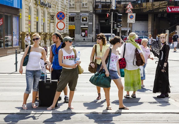 People wait at pedenstrian crossing in Budapest — Stock Photo, Image