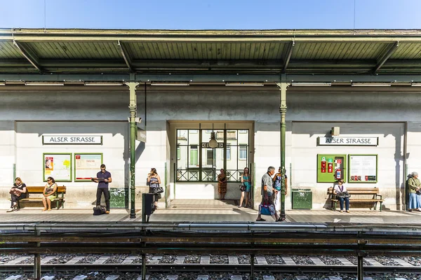 Mensen wachten voor de volgende trein op station Alser Strasse — Stockfoto