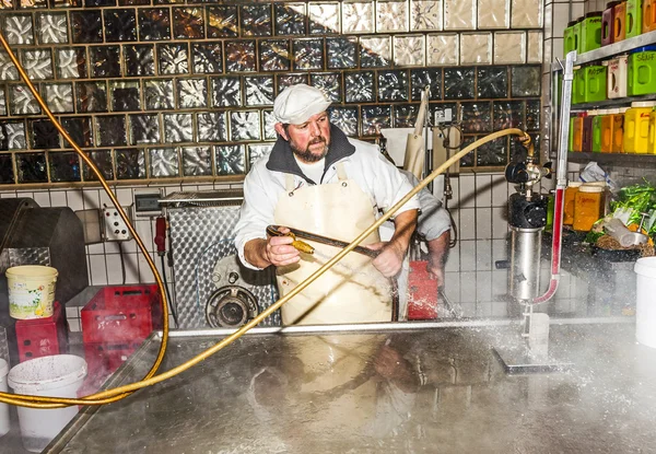 Açougueiro prepara salsicha fresca — Fotografia de Stock