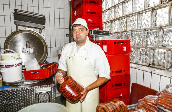 Butcher prepares fresh sausage — Stock Photo, Image