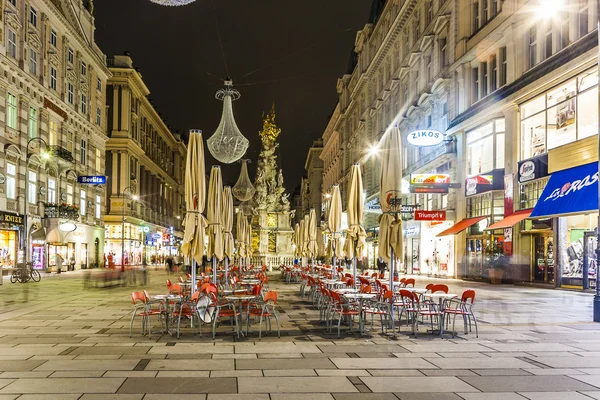 Slavné graben ulici v noci s deštěm reflexe valoun — Stock fotografie