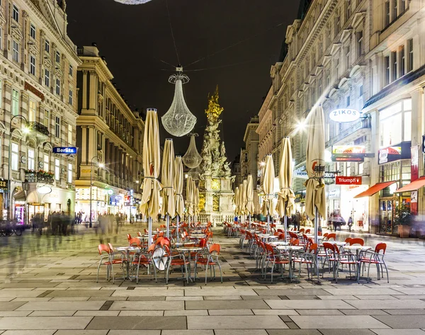 Berühmte Grabenstraße bei Nacht mit Reflexion des Regens auf dem Kopfsteinpflaster — Stockfoto
