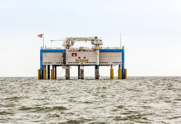 Harlingen, Nederlande yakınındaki offshore petrol sondaj platformu — Stok fotoğraf