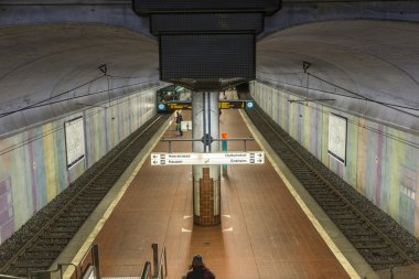 gelen tren için metro istasyonunda insanlar bekler