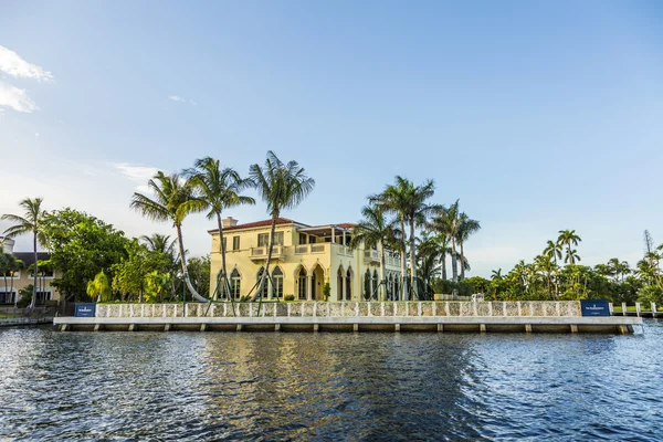 Lyxiga waterfront hem i Fort Lauderdale, Usa. — Stockfoto
