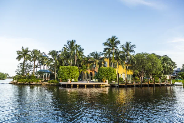 Luxusní nábřeží domů v Fort Lauderdale, Usa. — Stock fotografie