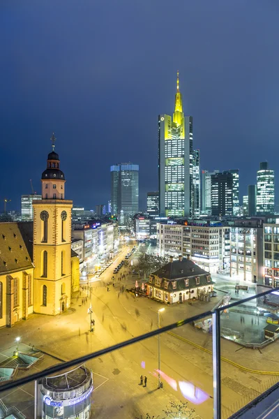 Met het oog op de skyline van frankfurt met hauptwache — Stockfoto