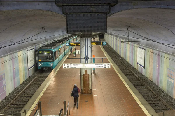 Gelen tren için metro istasyonunda insanlar bekler — Stok fotoğraf