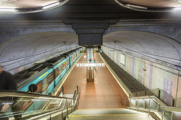 As pessoas esperam na estação de metro para o trem que chega — Fotografia de Stock