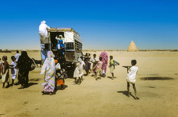 People try to get on an overland bus in Shendi — Stock Photo, Image