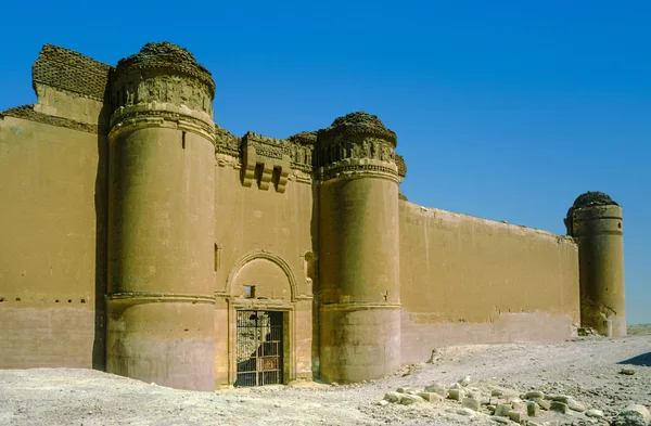 Qasr al fénem aš Šarkí hrad v syrské poušti — Stock fotografie